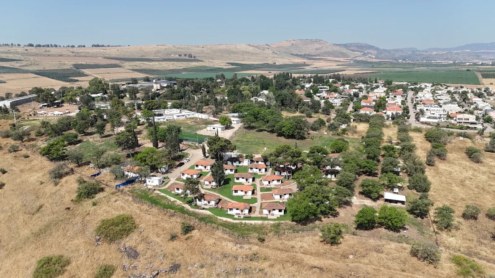 צילום אוויר של הסביבה שבה שוכן אחד מסניפי הרשת