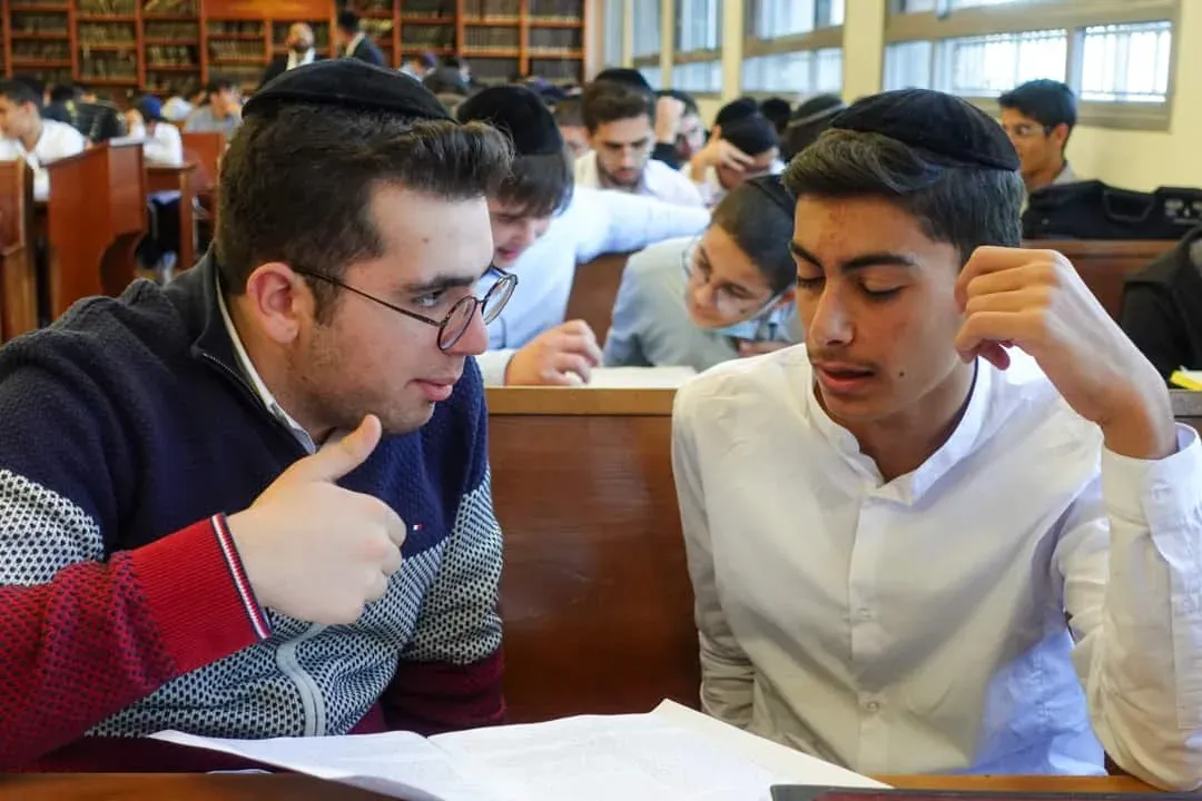 שני תלמידים לומדים בחברותא בספרייה