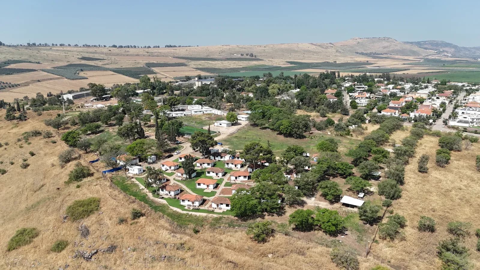 צילום אוויר של הקמפוס והנוף הגלילי סביבו