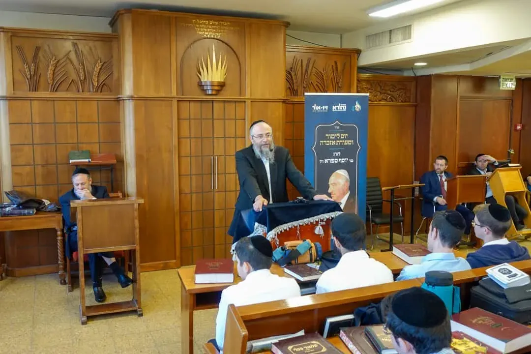 כנס בבית המדרש עם ארון הקודש ברקע