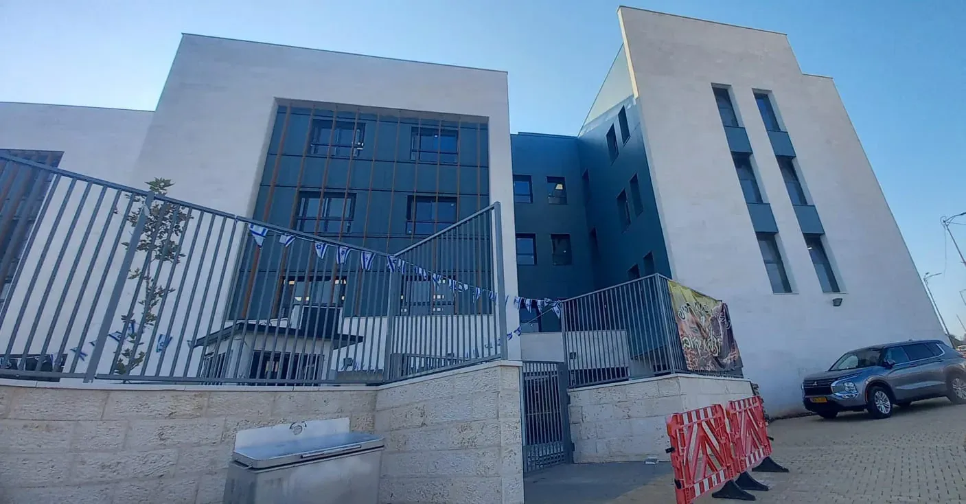 חזית מבנה סניף זיו אור חריש