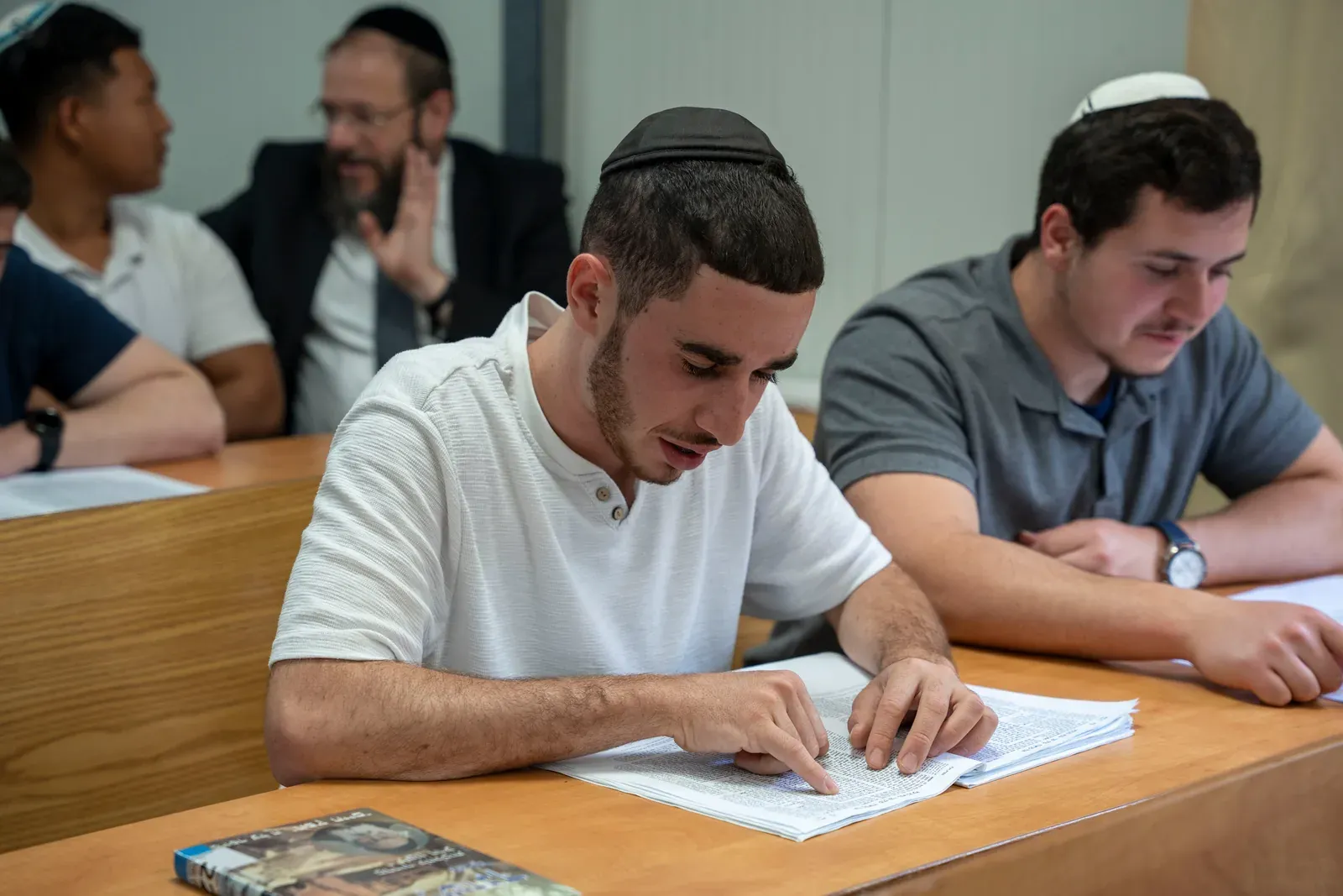 תלמידים כותבים בשיעור