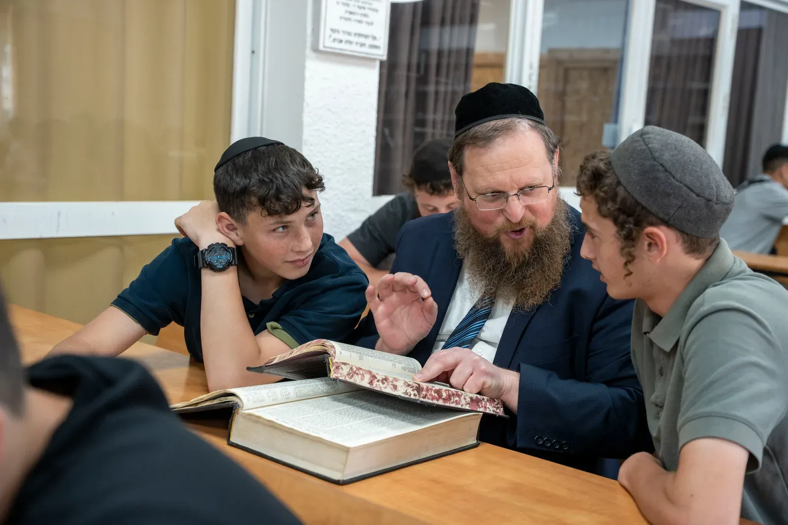 רב לומד גמרא עם שני תלמידים