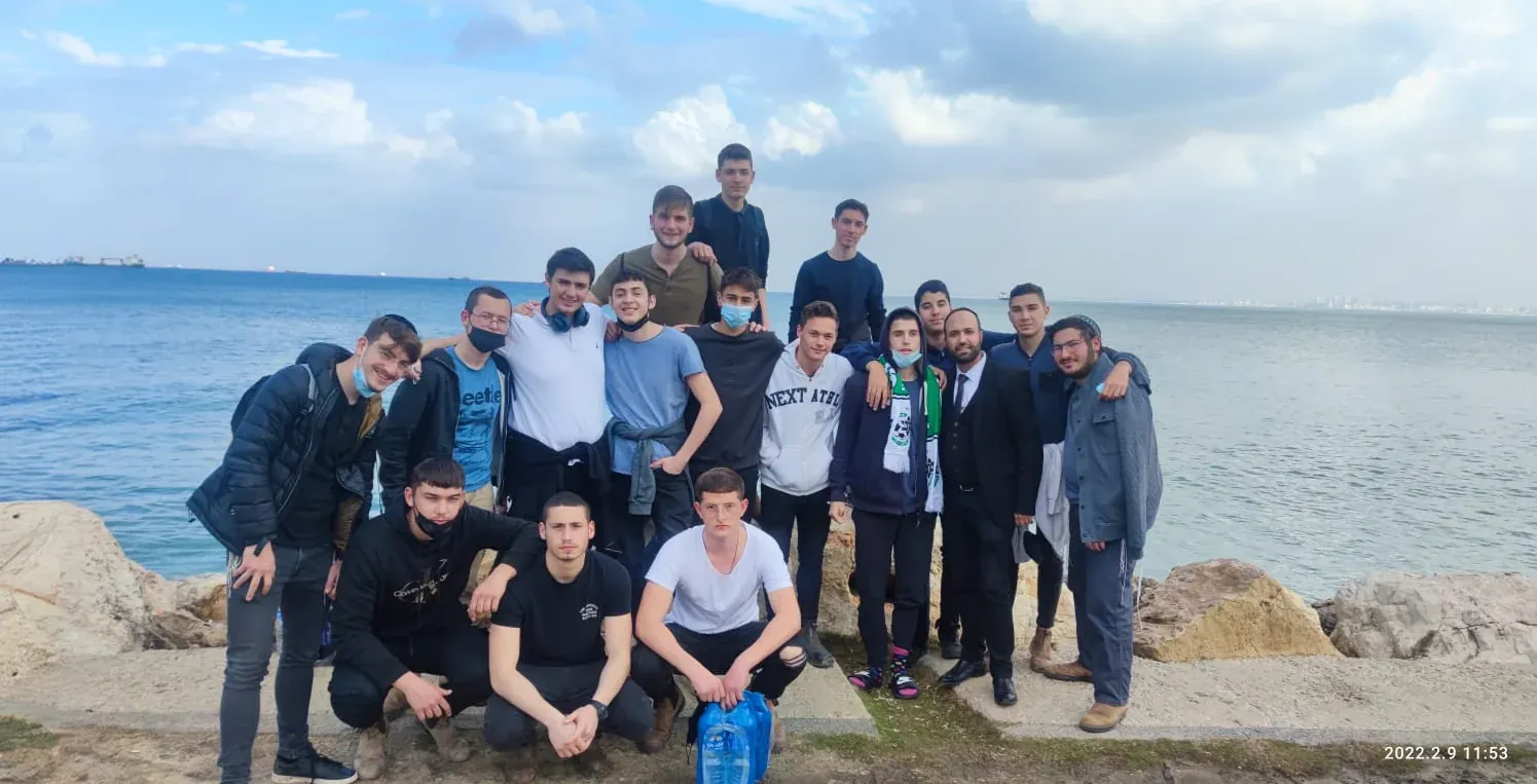 תלמידי הרשת בטיול, תמונה קבוצתית על שפת הים
